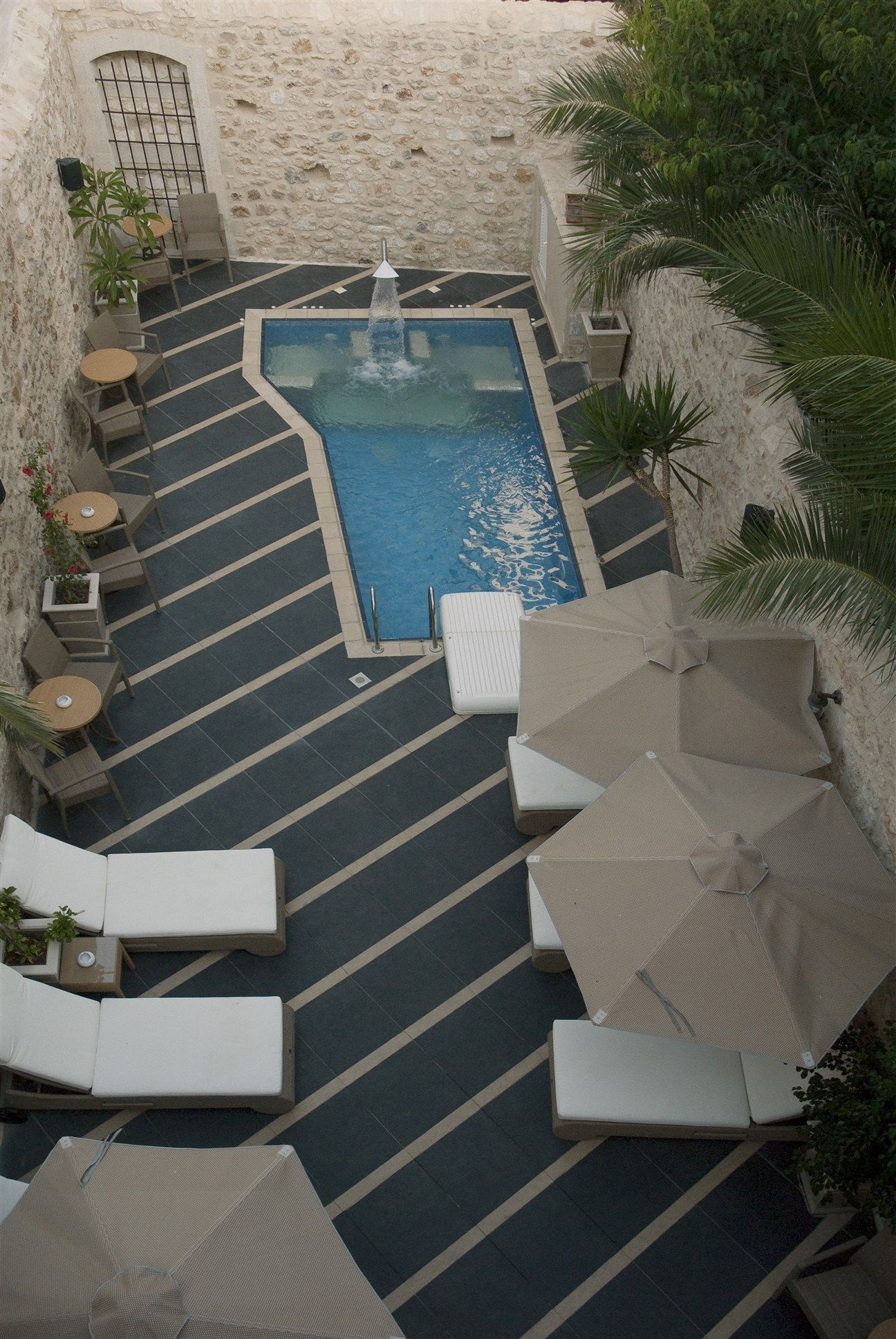 outdoor pool, open 9:00 am to 6:00 pm, pool loungers