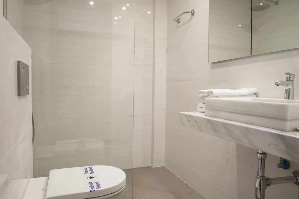 double room | bathroom | free toiletries, hair dryer, towels