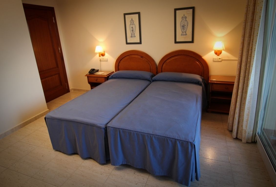 desk, soundproofing, cots/infant beds, free wifi