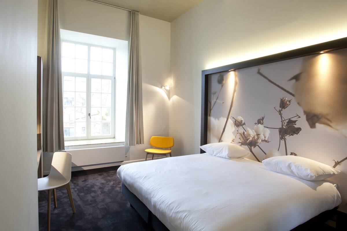 Minibar, bureau, lits bébé (gratuits), Wi-Fi gratuit