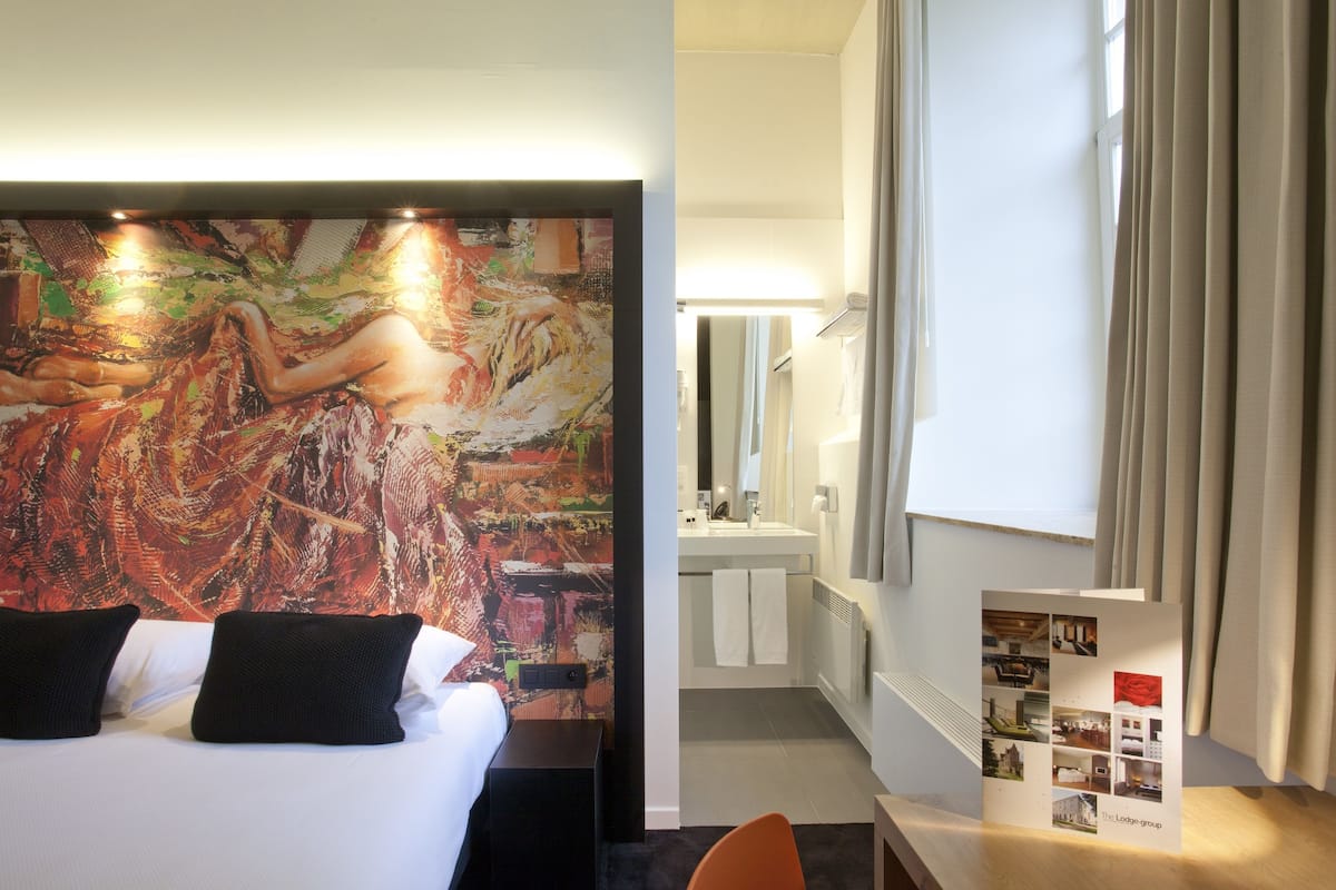 Minibar, bureau, lits bébé (gratuits), Wi-Fi gratuit