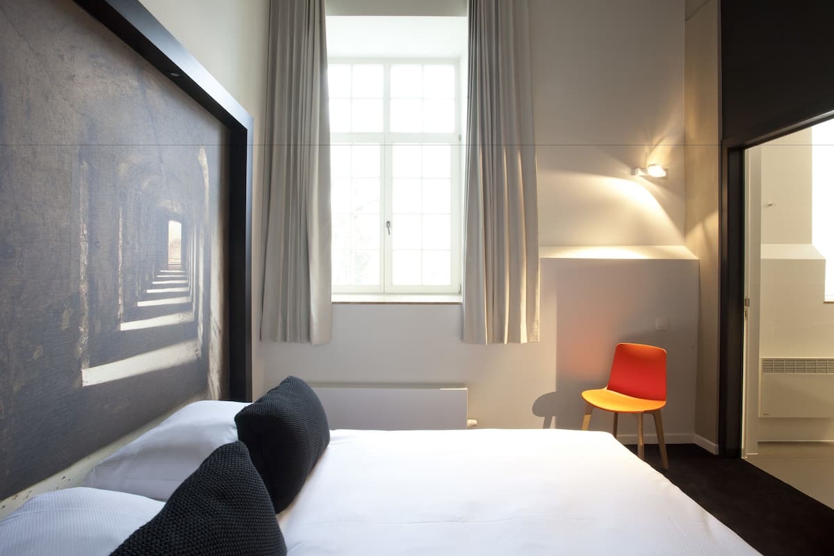 Minibar, bureau, lits bébé (gratuits), Wi-Fi gratuit
