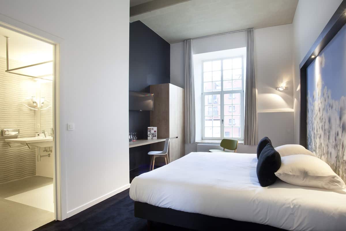 minibar, desk, free cots/infant beds, free wifi