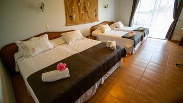 Edredón, minibar, decoración personalizada y muebles diferentes