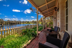 Terrace/patio - Stonewell Cottages & Vineyards (Marananga)