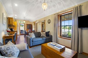 Premium Cottage, 2 Bedrooms, Lake View | Living area | Smart TV, fireplace, Netflix