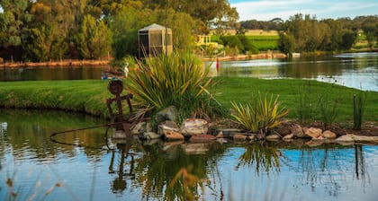Stonewell Cottages & Vineyards