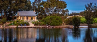 Stonewell Cottages & Vineyards