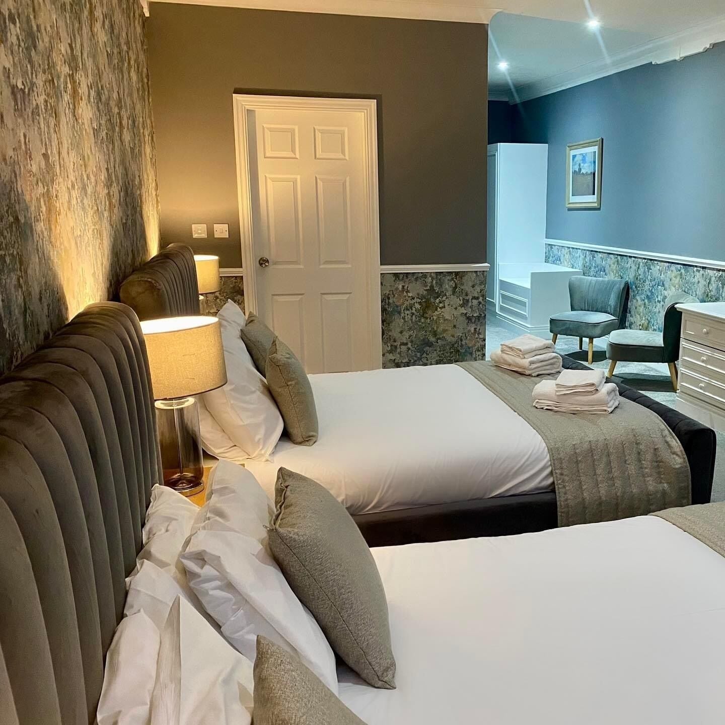 family room | desk, iron/ironing board, free cots/infant beds, rollaway beds