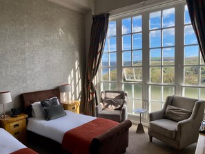 Bureau, fer et planche à repasser, lits bébé (gratuits)