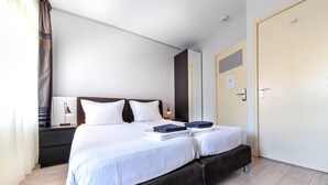 Studio, Balcony | Down comforters, minibar, in-room safe, desk - B&B La Festa (Amsterdam)