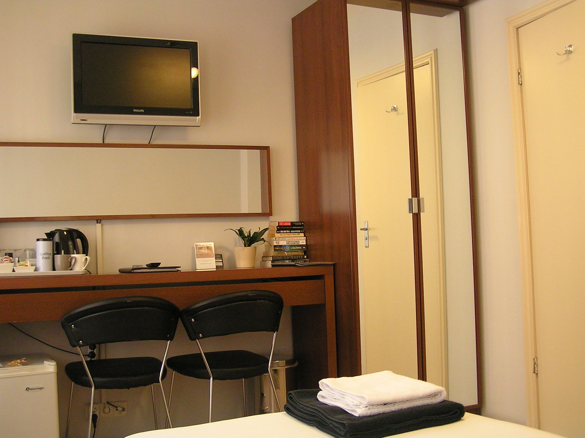 Standard Single Room, 1 Twin Bed, Private Bathroom | Down comforters, minibar, in-room safe, desk