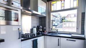 Studio, Balcony | Private kitchen | Coffee/tea maker - B&B La Festa (Amsterdam)