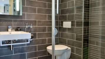 Studio, 1 Single Bed, Private Bathroom | Bathroom | Shower, rainfall showerhead, free toiletries, hair dryer