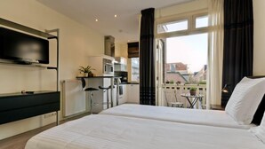 Down comforters, minibar, in-room safe, desk - B&B La Festa (Amsterdam)