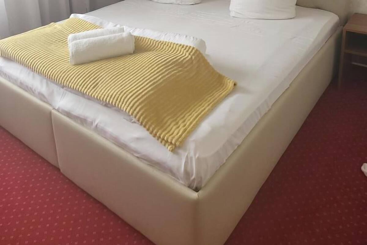 Deluxe Room | Desk, WiFi (free), bed sheets