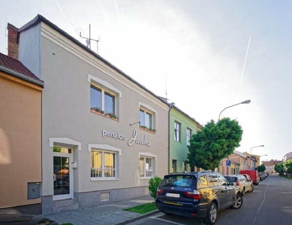 Un edificio con un letrero que dice "pension Jankova" en la fachada.