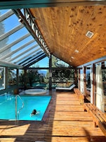 Una piscina techada, una piscina al aire libre
