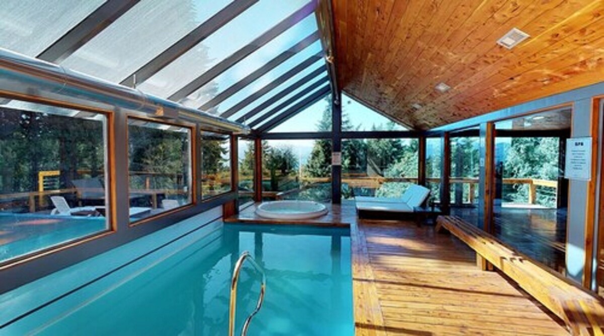 Una piscina cubierta, una piscina al aire libre