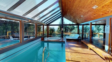 Una piscina techada, una piscina al aire libre