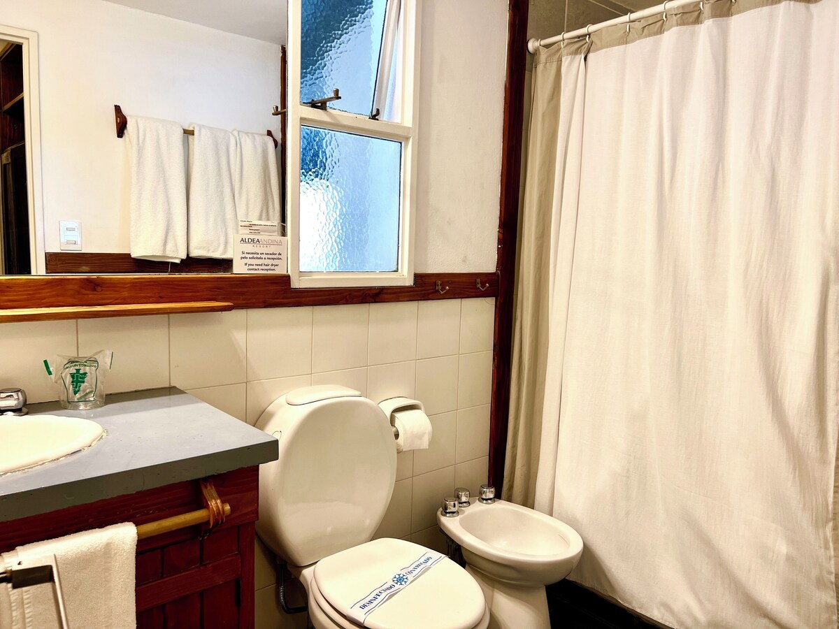 Ducha y bañera combinadas y artículos de higiene personal gratuitos