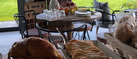 每日供應吃到飽早餐 (每人 EUR6)