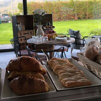 Desayuno buffet diario (EUR 6 por persona)