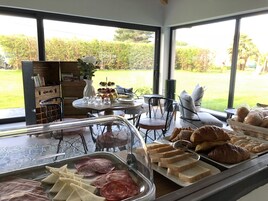 Desayuno buffet diario (EUR 6 por persona)