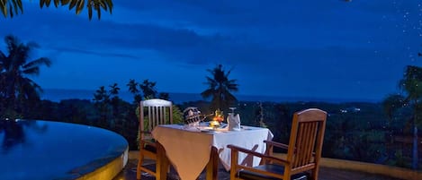 Breakfast, lunch and dinner served