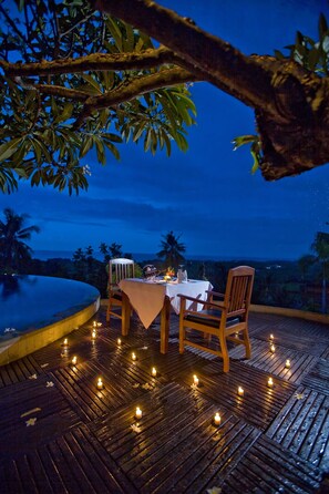 Petit déjeuner, déjeuner et dîner servis sur place