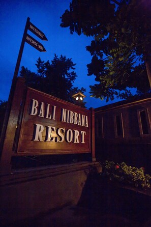 A sign for Bali Nibana Resort with a Wi-Fi hotspot sign above it. - Bali Nibbana Resort (Seririt)