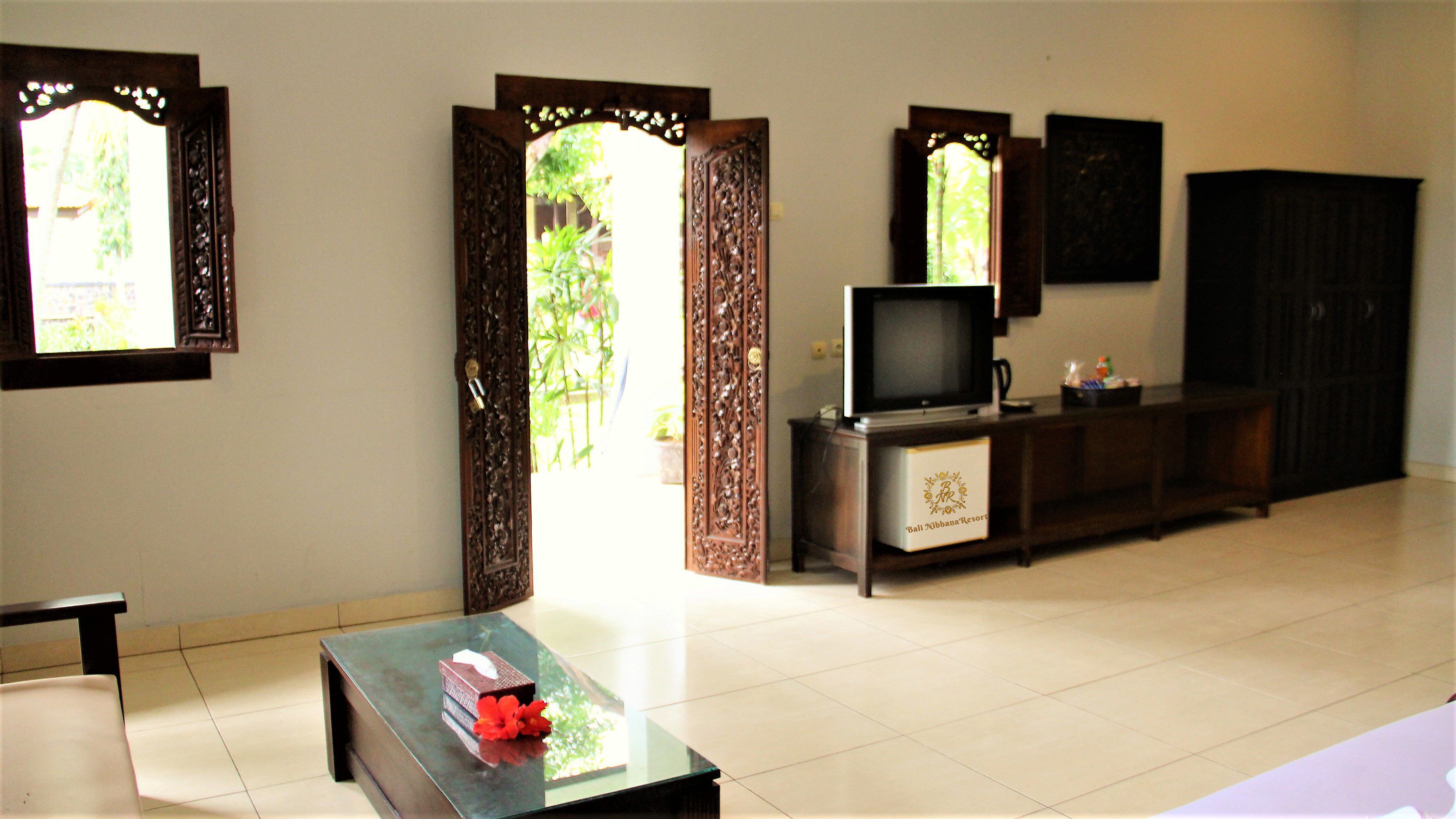 family room, garden view | room amenity