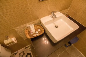 Chambre simple supérieure, 1 très grand lit | Salle de bain | Ensemble baignoire-douche, articles de toilette (gratuits)