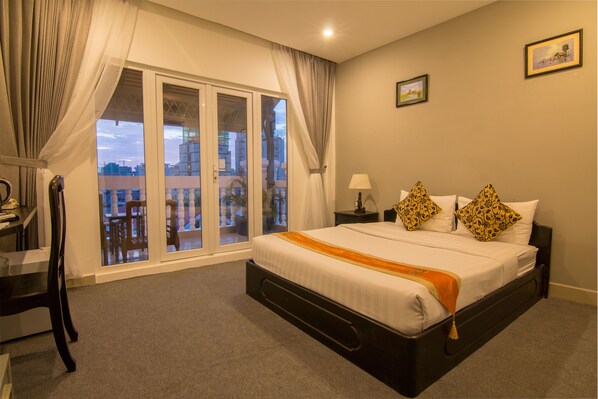 Lit avec matelas à plateau-coussin, minibar, ameublement unique, bureau