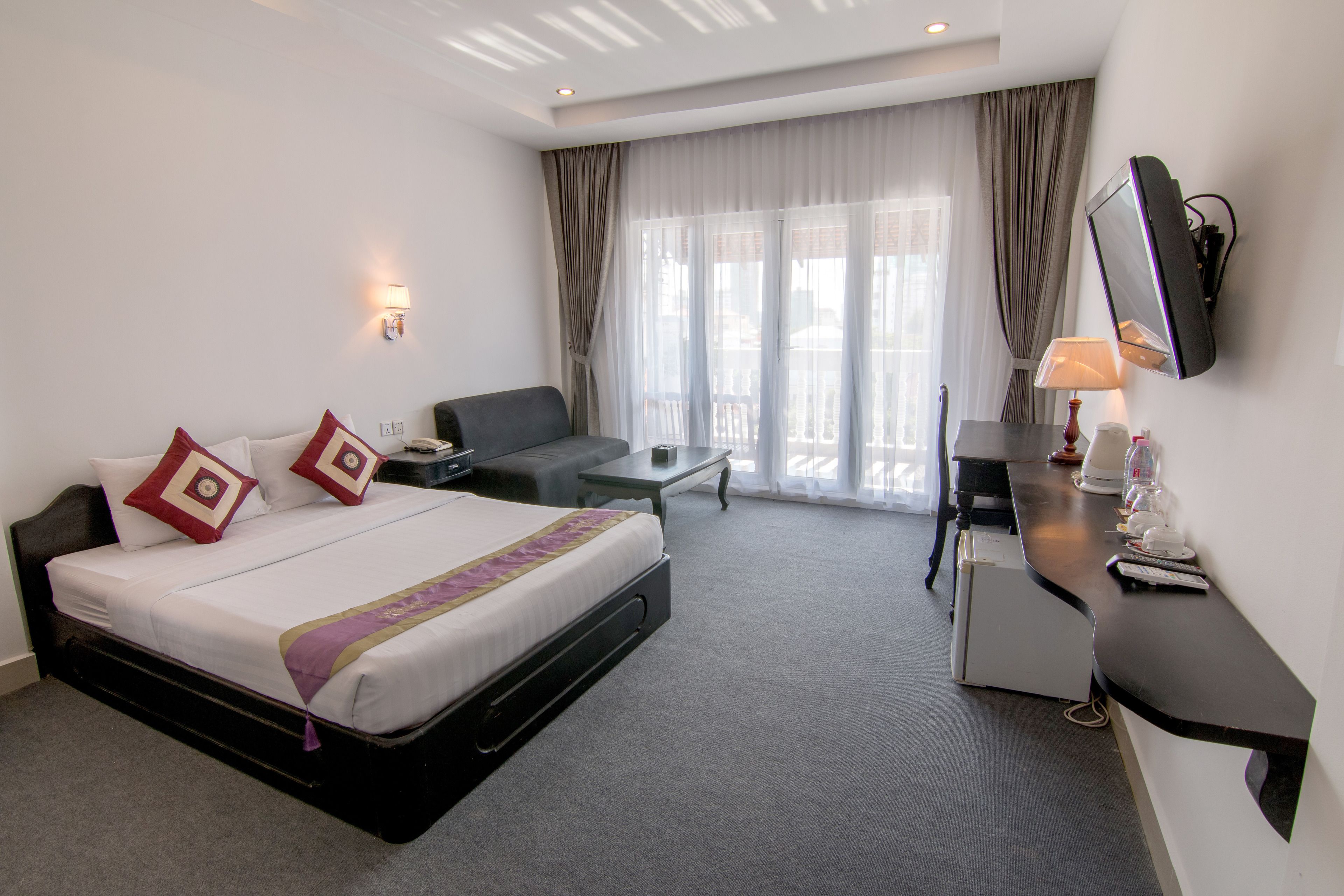 Pillowtop beds, minibar, individually furnished, desk