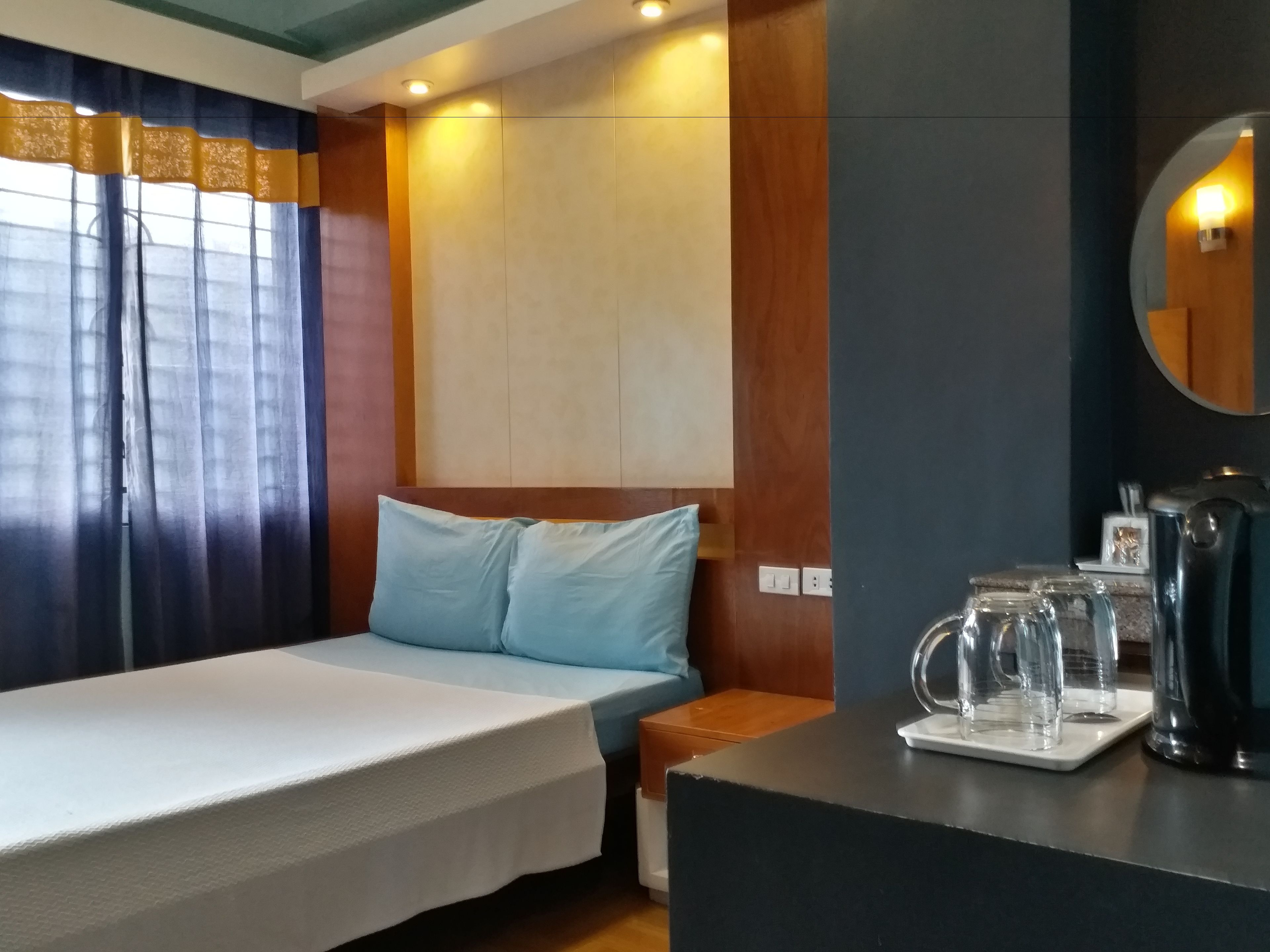 Deluxe kamer | Een kluis op de kamer, individueel gemeubileerd, een bureau, gratis wifi