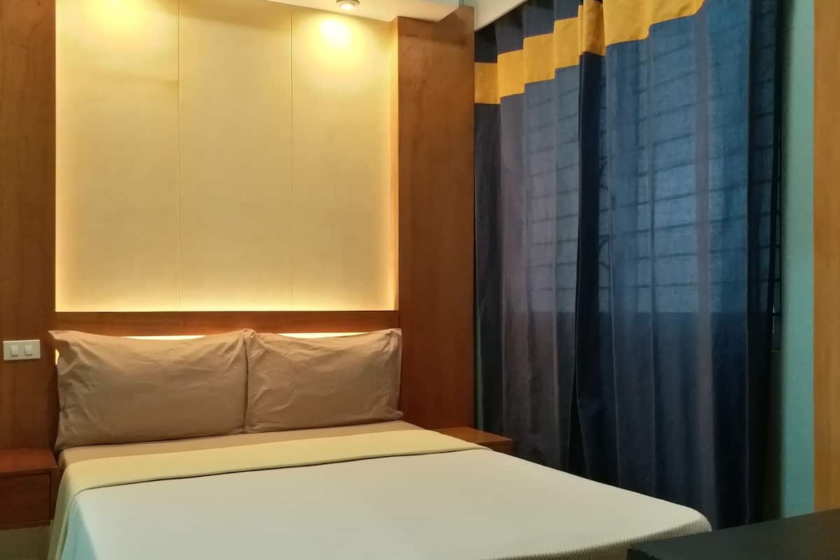 Suite, 1 slaapkamer | Een kluis op de kamer, individueel gemeubileerd, een bureau, gratis wifi