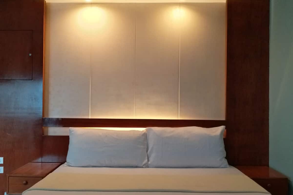 Kamer, 1 kingsize bed | Een kluis op de kamer, individueel gemeubileerd, een bureau, gratis wifi