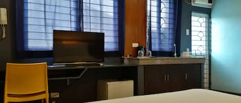 Room, 1 Katil Raja (King) | Peti besi dalam bilik, dilengkapkan perabot secara berasingan, meja