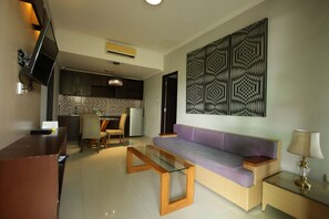 32-inch flat-screen TV with cable channels, TV - Serela Kuta Bali (Kuta)