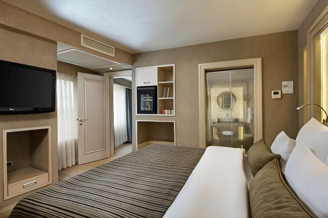 Minibar, caja de seguridad en la habitación y escritorio 