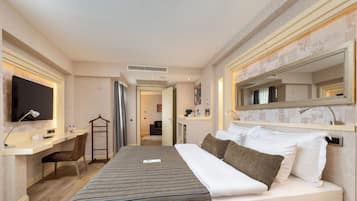 Luxury Suite | 1 bedroom, minibar, in-room safe, desk