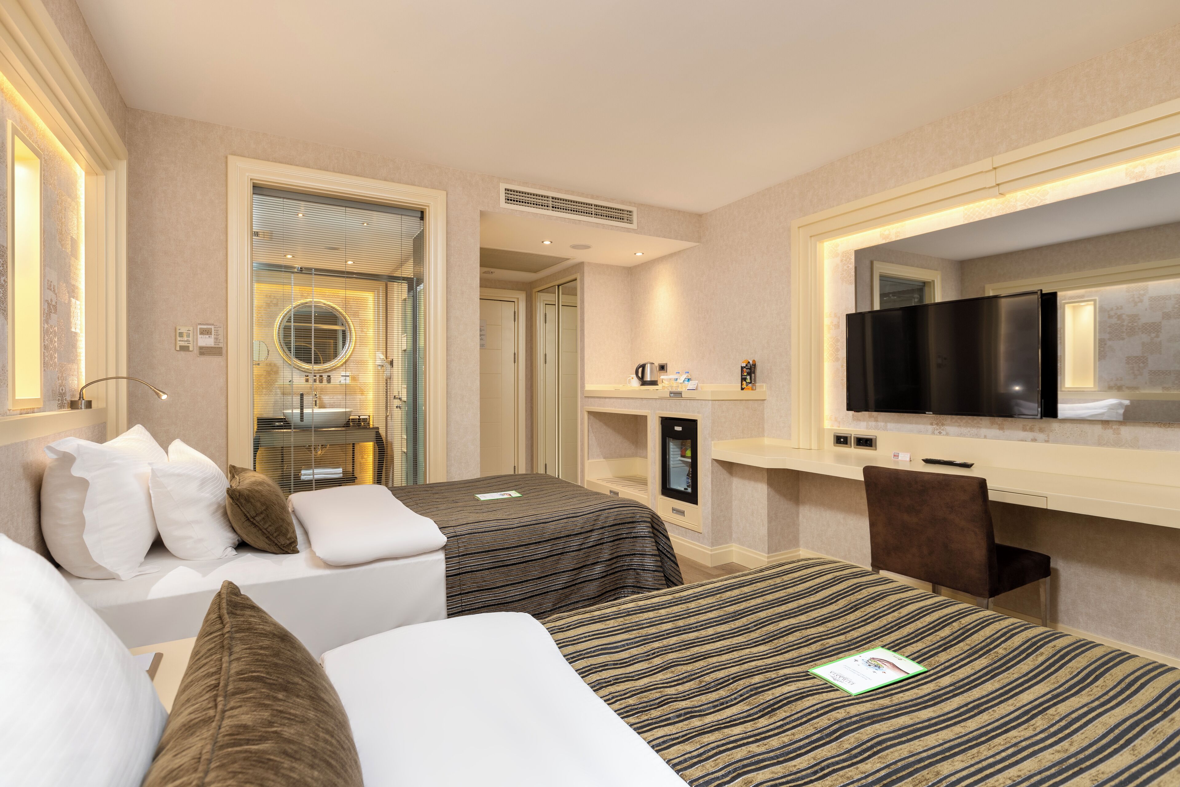 deluxe twin room | 1 bedroom, minibar, in-room safe, desk