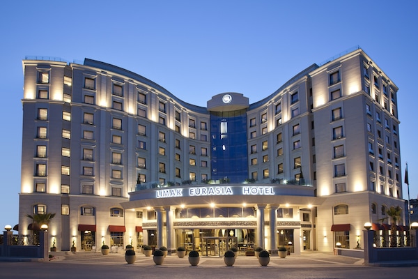 Fachada de la propiedad por la tarde o noche