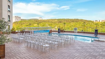 Inomhuspool, utomhuspool och solstolar