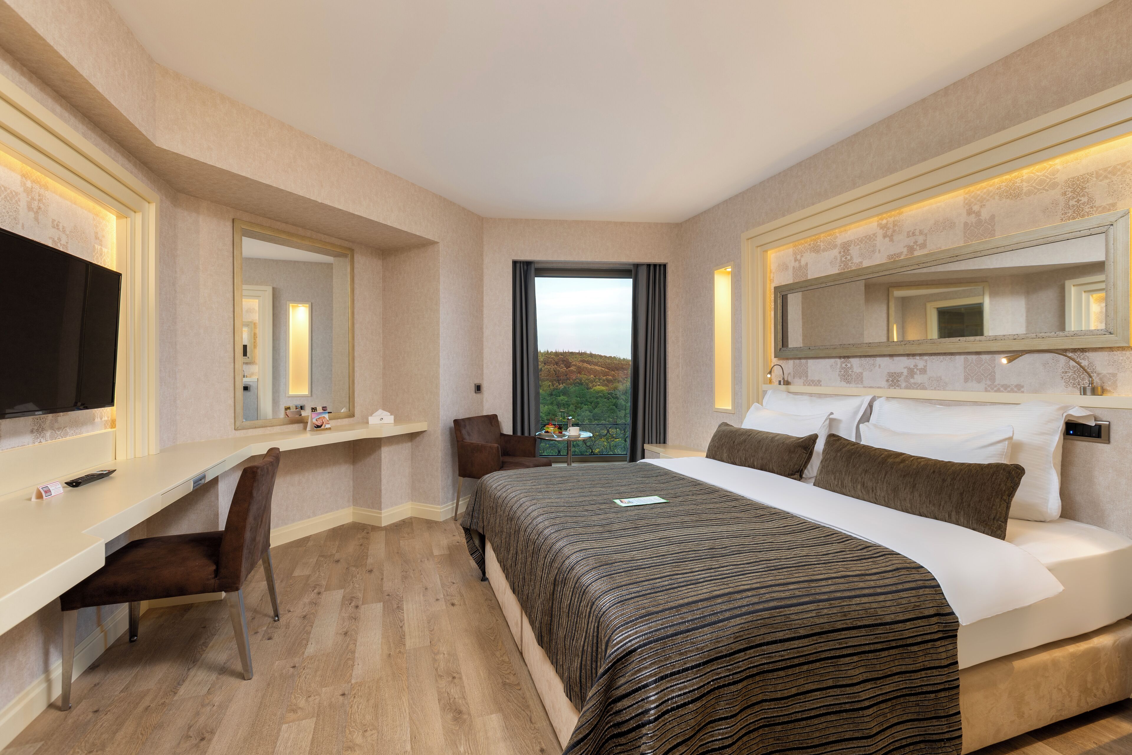 Deluxe Double Room | Minibar, in-room safe, desk, soundproofing