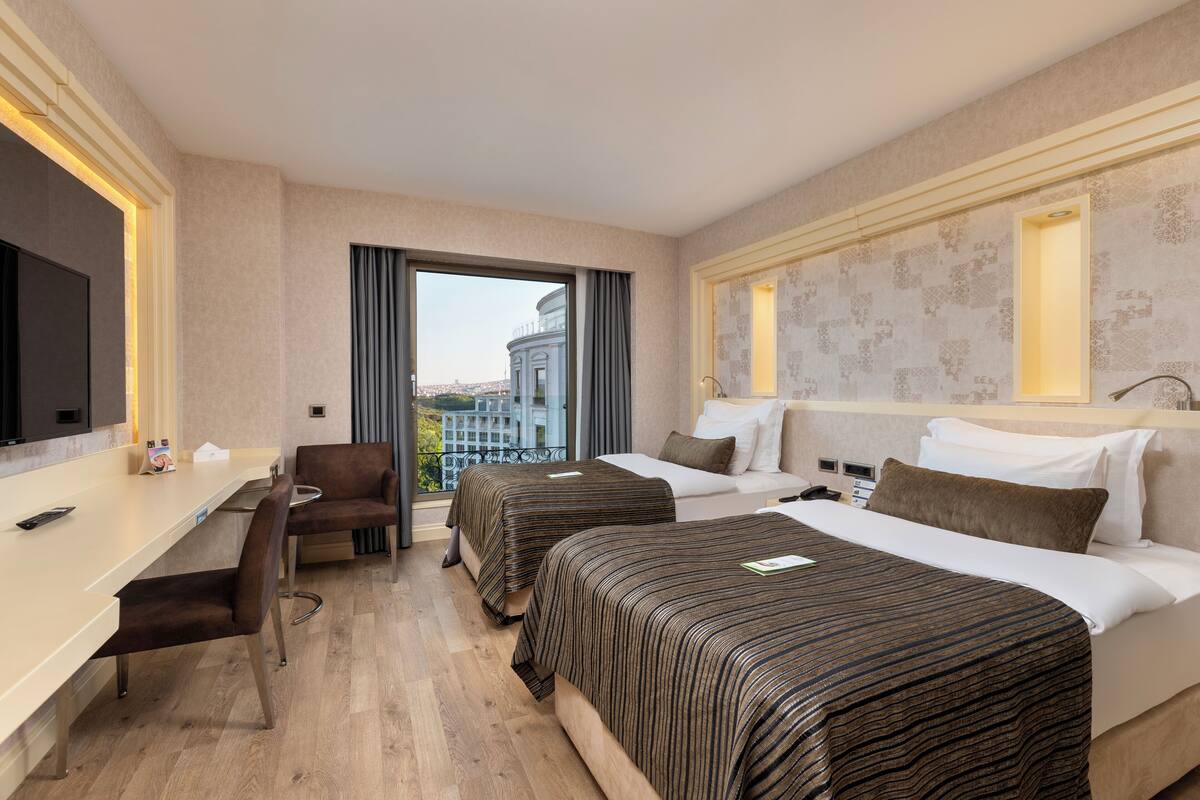 Deluxe Twin kamer | Een minibar, een kluis op de kamer, een bureau, een laptopwerkplek