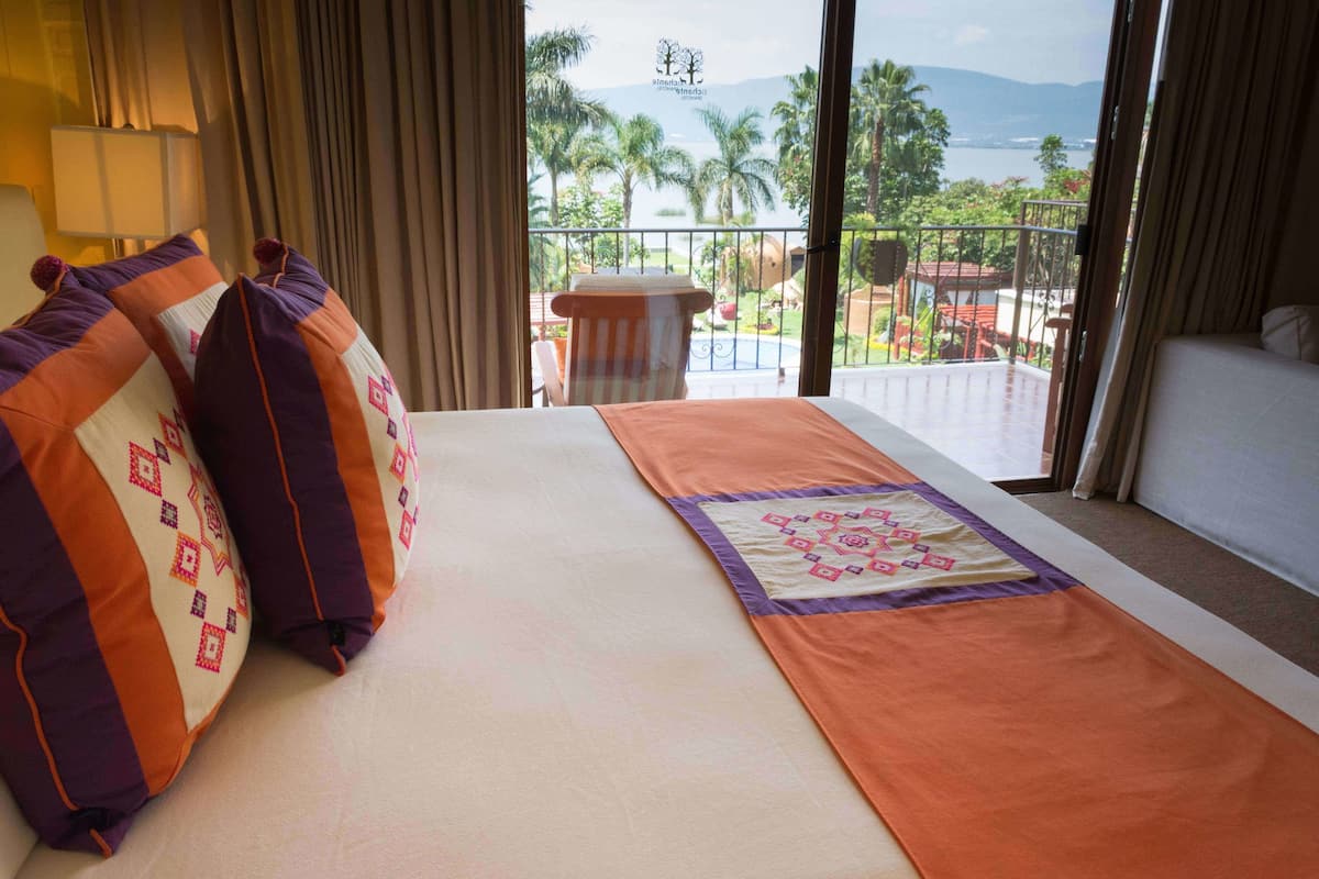 Suite, vista laguna | 1 camera, biancheria da letto di alta qualità, copriletto in piuma