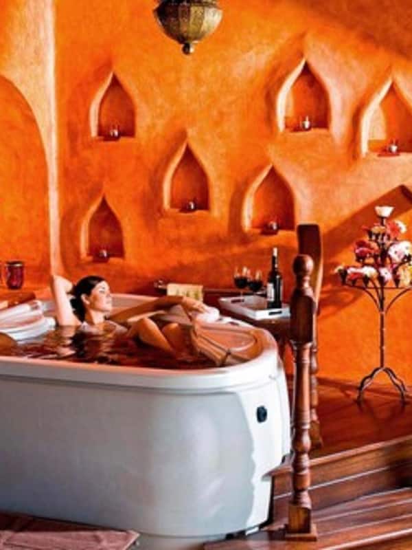 Indoor spa tub