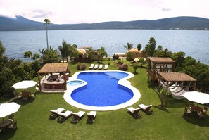 Una piscina al aire libre (de 08:00 a 20:00), sombrillas